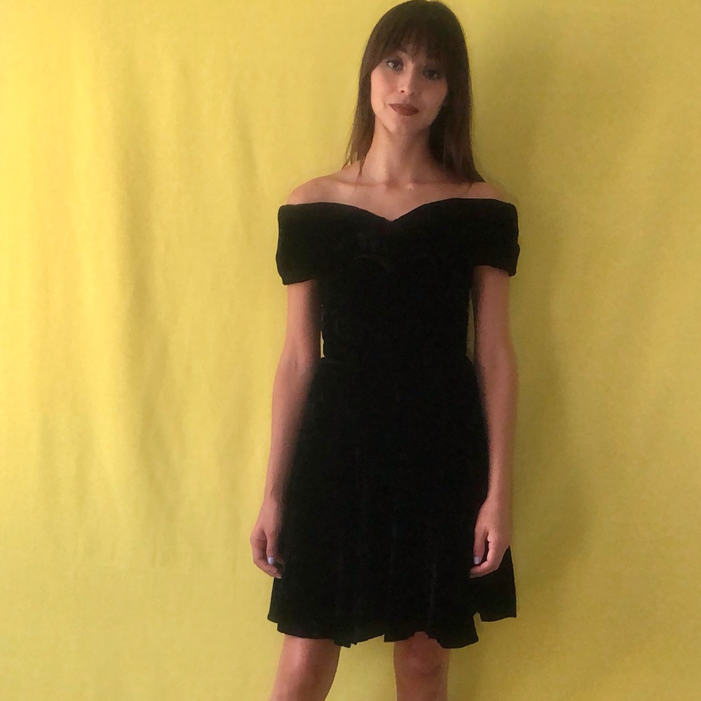 80’s off the shoulder velvet dress